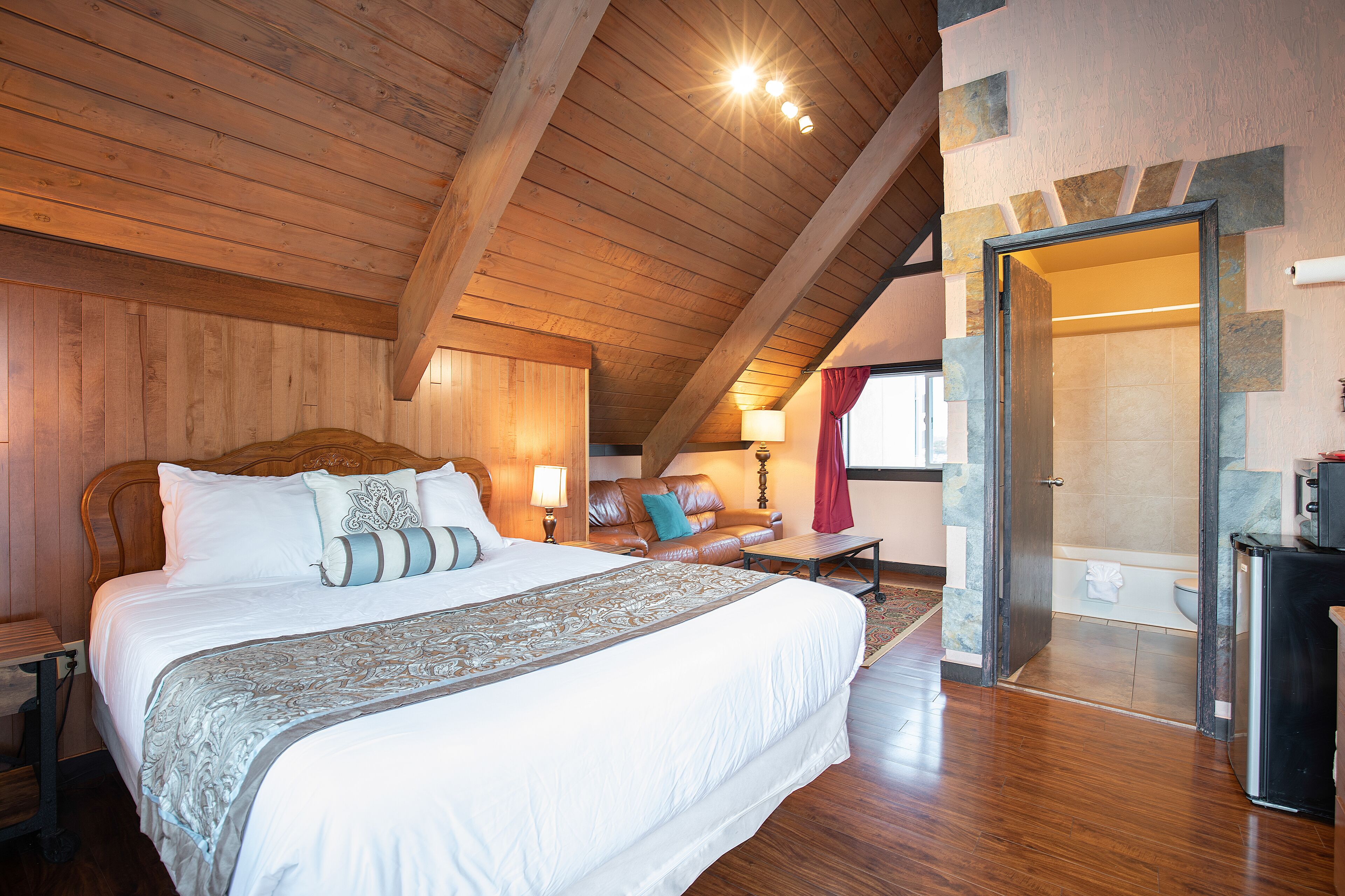 studio suite, 1 queen bed, refrigerator & microwave | 2 bedrooms, individually decorated, individually furnished