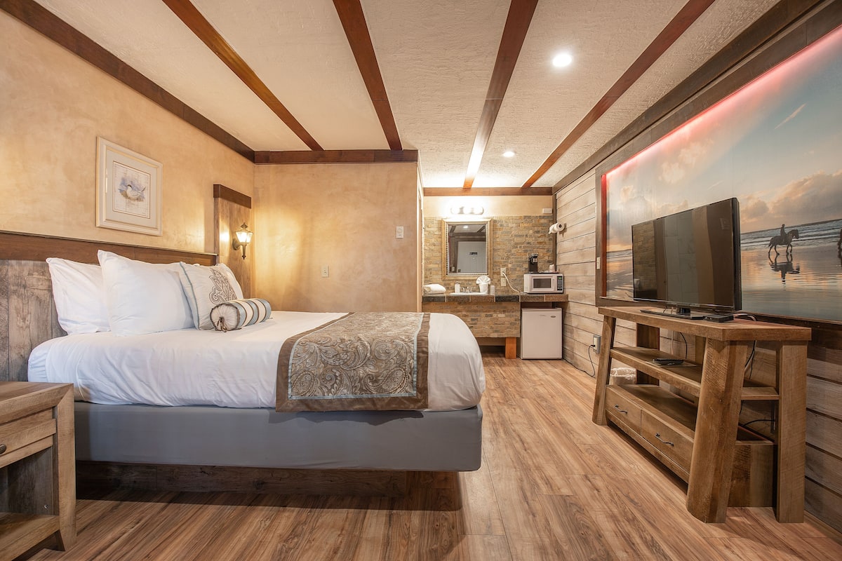 Studio Suite, 1 Queen Bed, Refrigerator & Microwave | 2 bedrooms, individually decorated, individually furnished