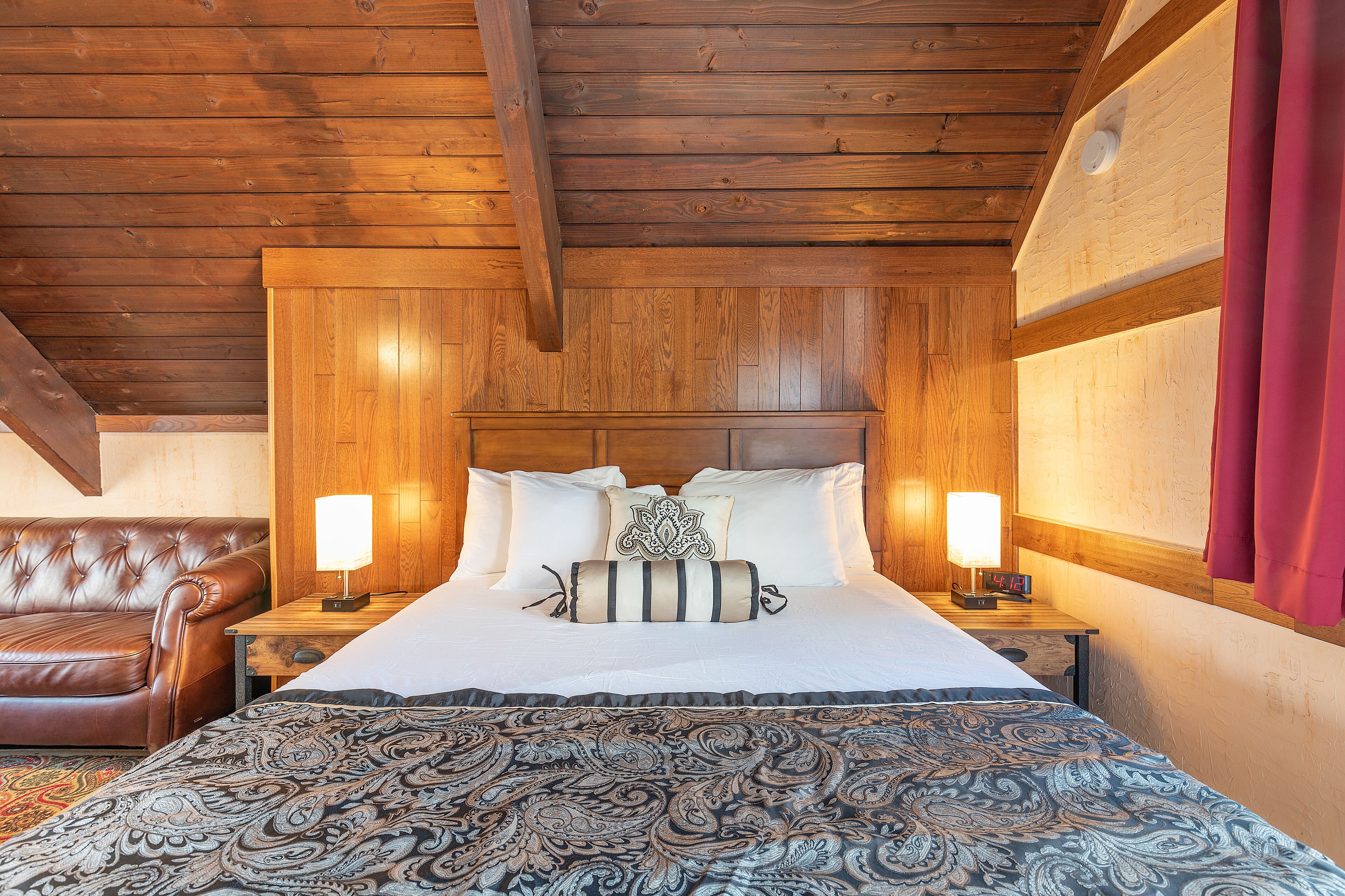 studio suite, 1 queen bed, refrigerator & microwave | 2 bedrooms, individually decorated, individually furnished