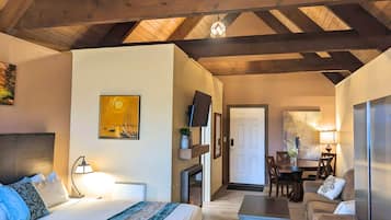 Deluxe King Studio Suite with Full Kitchen | 2 bedrooms, individually decorated, individually furnished