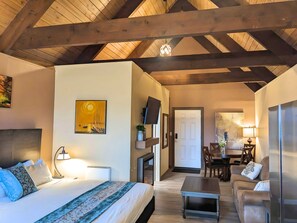 Deluxe King Studio Suite with Full Kitchen | Individuelt design, individuel indretning, mørklægningsgardiner