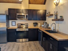 Deluxe King Studio Suite with Full Kitchen | Cocina privada | Microondas, cafetera o tetera y papel de cocina