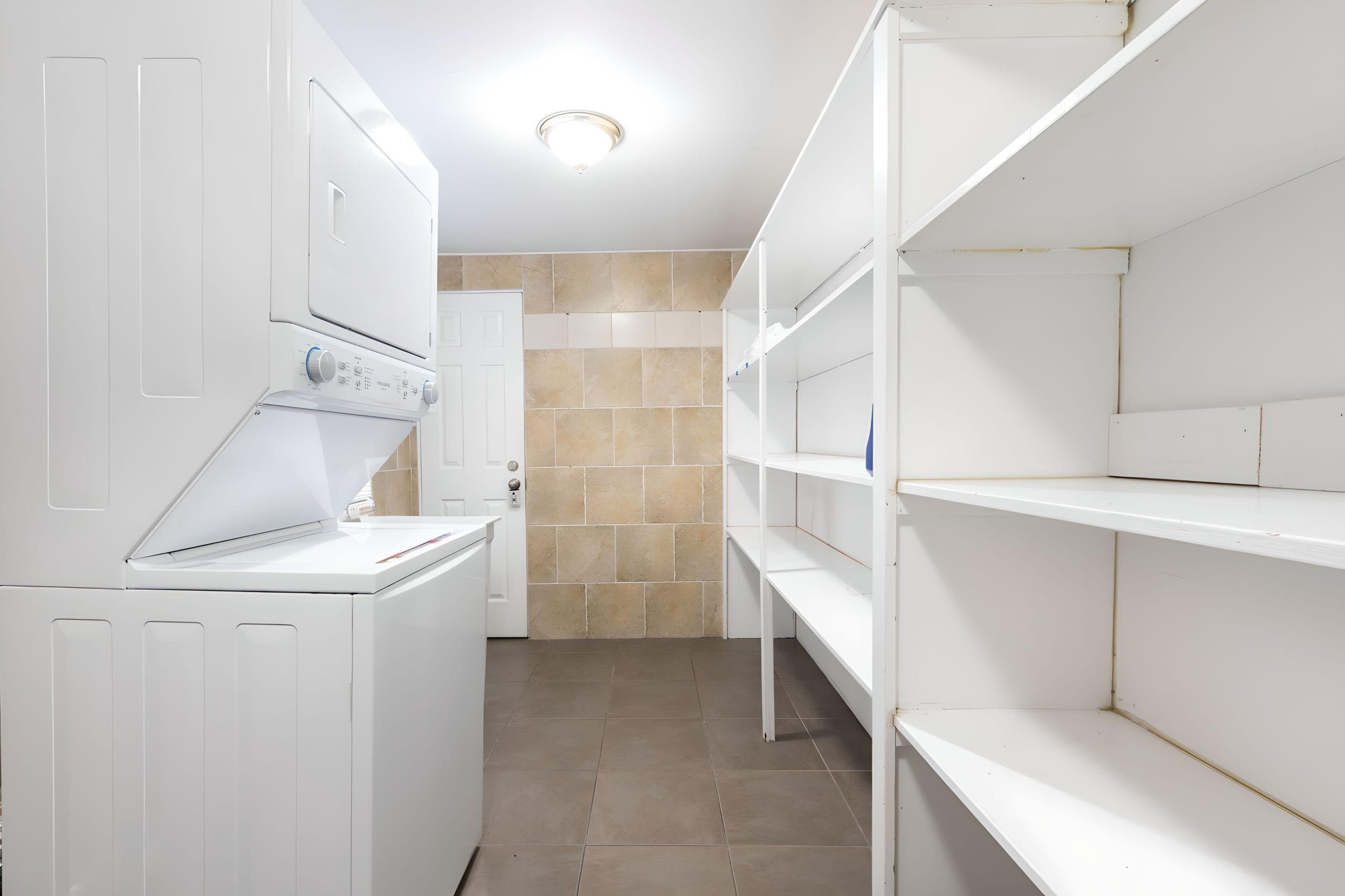 ground floor deluxe apartment, 2 bedrooms, pool table, full kitchen | laundry