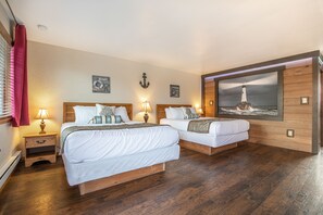 1-Bedroom Suite with 3 Queen Beds, Refrigerator & Microwave | Individuelt design, individuel indretning, mørklægningsgardiner