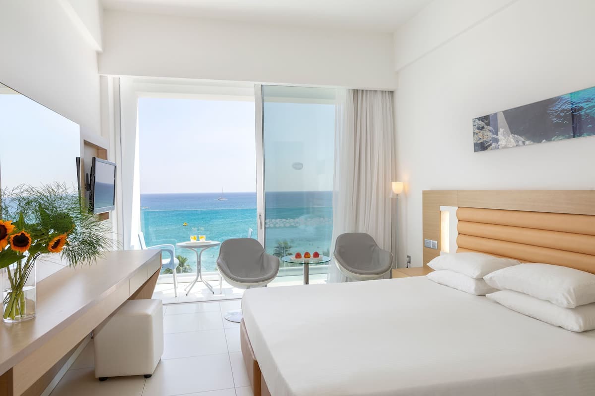 classic double or twin room, sea view | 1 bedroom, in-room safe, blackout curtains, soundproofing