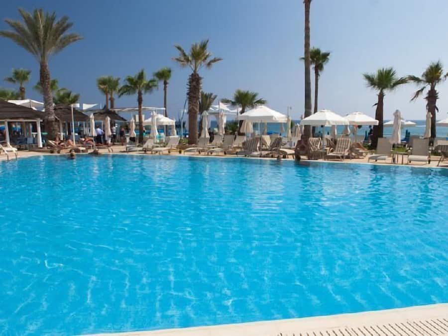 Piscine couverte, piscine extérieure (ouverte en saison)