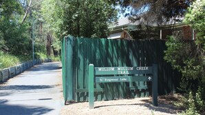 Un panneau indiquant le sentier de Mullum Mullum Creek et la direction à suivre pour rejoindre le lac de Ringwood.