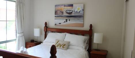 2 habitaciones, escritorio y tabla de planchar con plancha