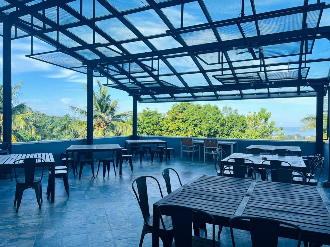 Breakfast, lunch, dinner served; international cuisine 