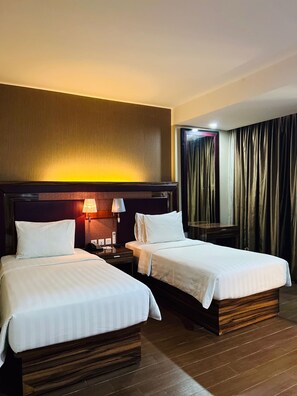 Habitación Grand con 2 camas individuales | Ropa de cama de alta calidad, minibar y escritorio 