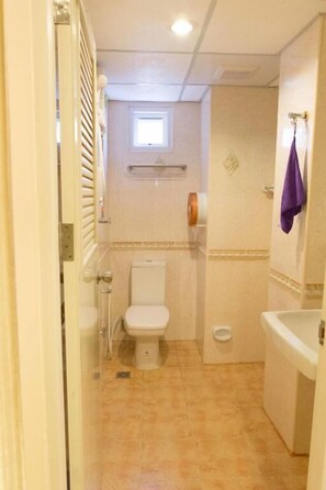 Dusche, Regendusche, kostenlose Toilettenartikel, Handtücher