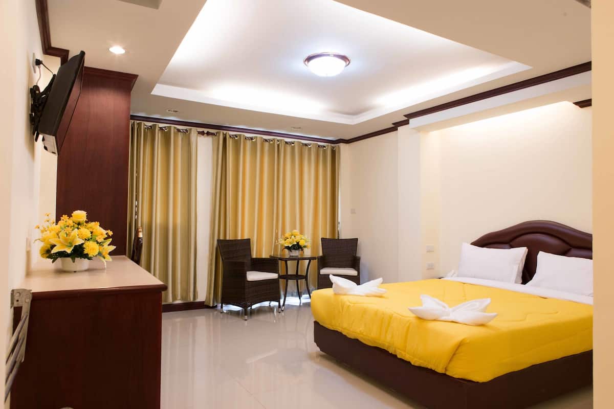 In-room safe, desk, free WiFi