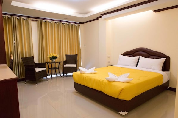 In-room safe, desk, free WiFi