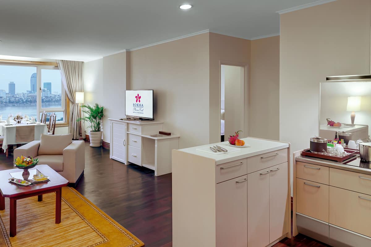 Suite (Mekong) | Cocina privada | Cafetera y tetera, refrigerador con congelador y microondas