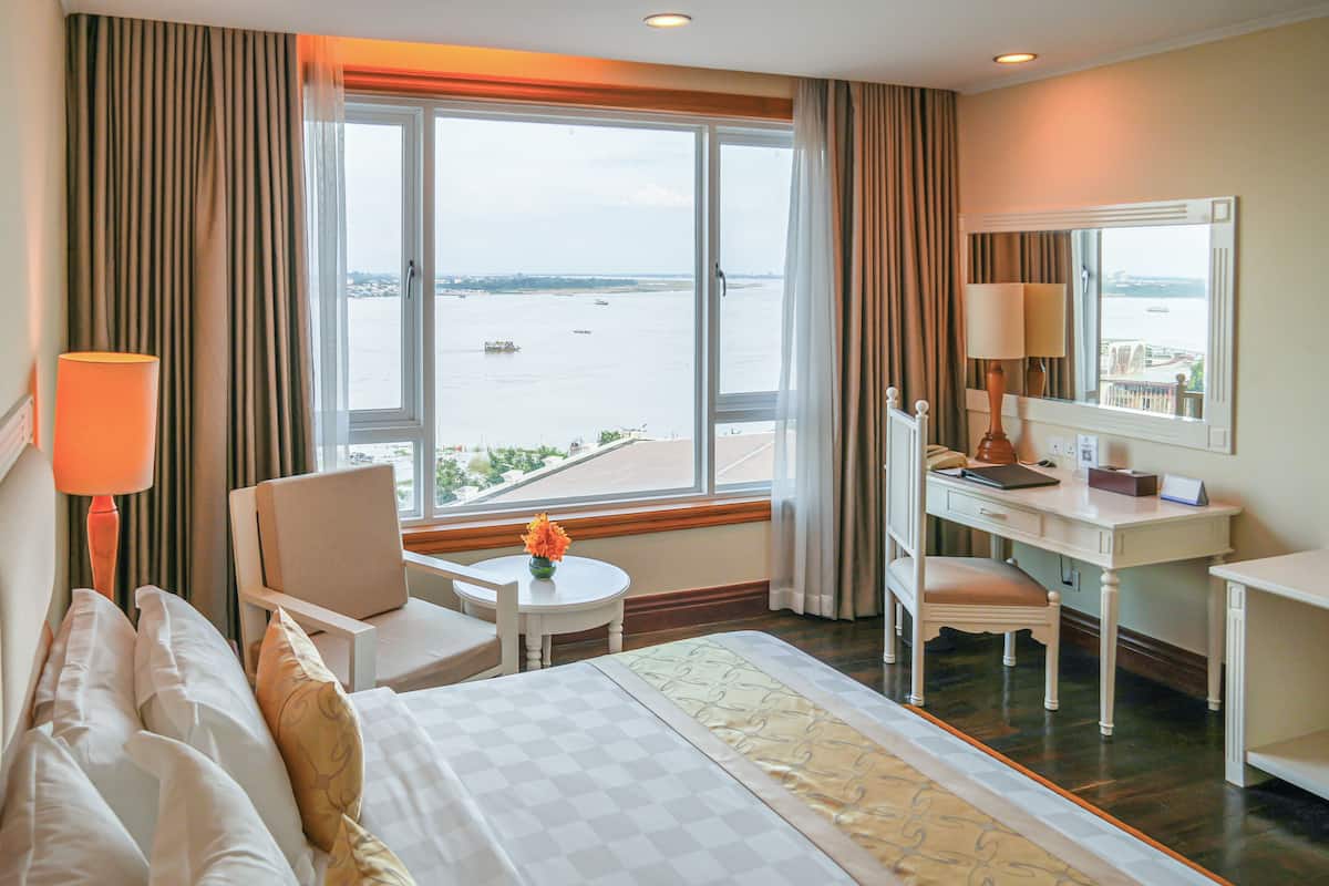 Suite (Tonle Sap) | Minibar, caja de seguridad en la habitación y escritorio