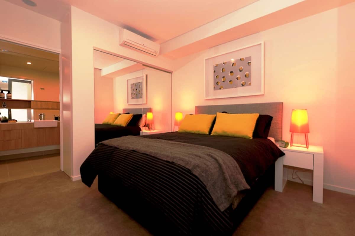 Apartemen, 2 kamar tidur, balkon | 1 kamar tidur, bantalan ekstra lembut, dan meja kerja