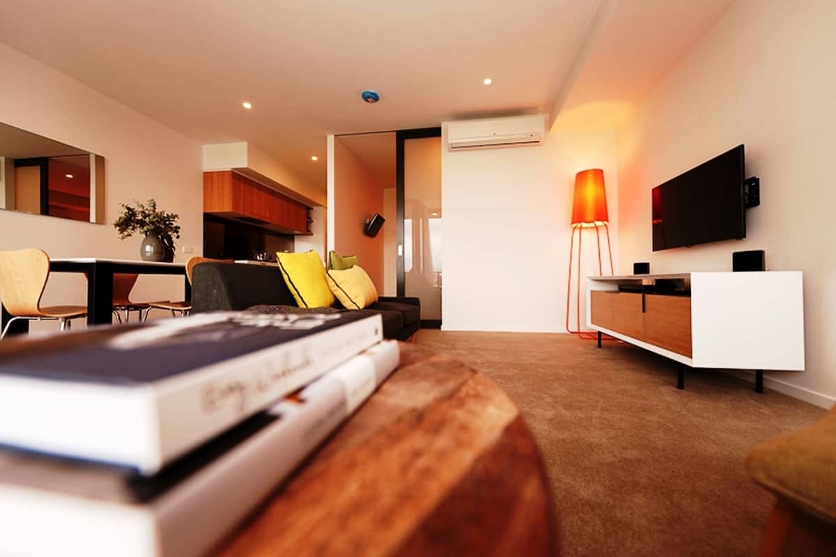 Apartemen, 1 kamar tidur, balkon | Area keluarga | Televisi LCD 36-inci dengan saluran TV kabel, TV, dan pemutar DVD