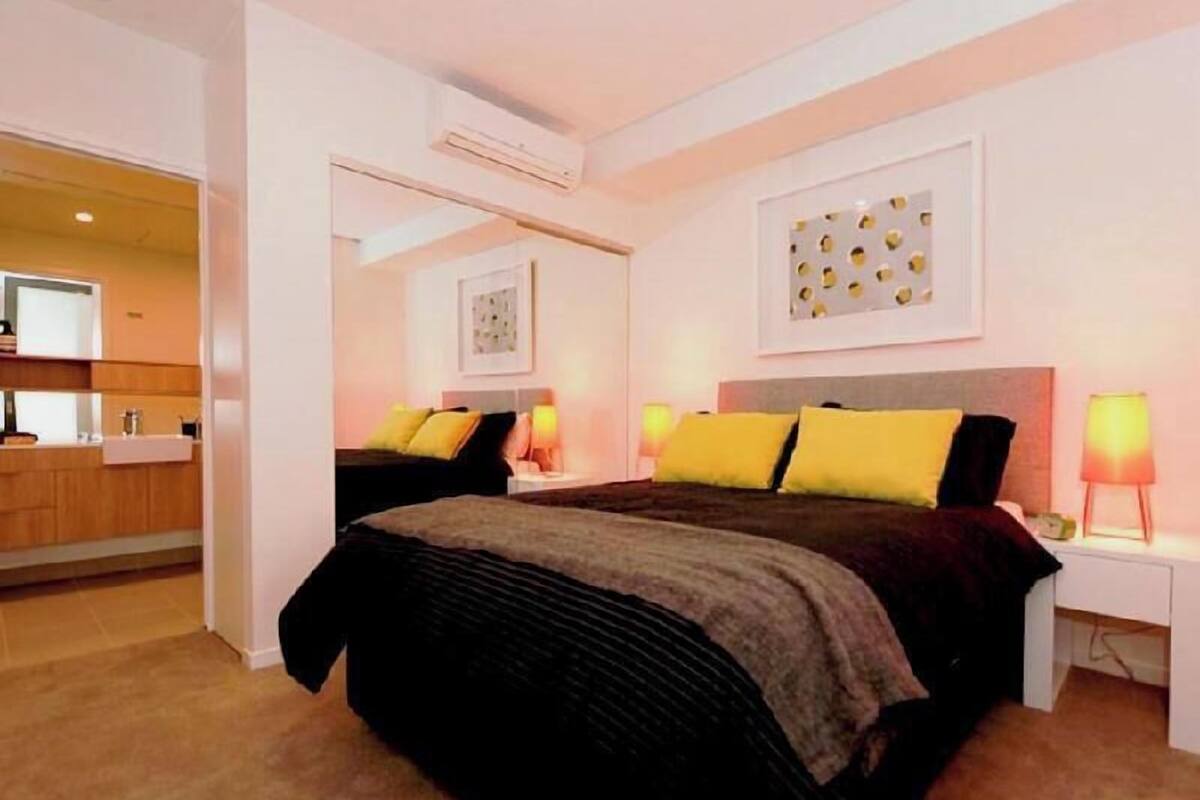 1 kamar tidur, bantalan ekstra lembut, dan meja kerja