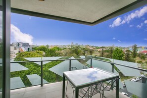 1 Bedroom Apartment with view & balcony | Balcony - Vine Serviced Apartments (South Brisbane)