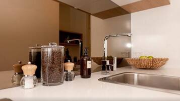 Full-sized fridge, microwave, oven, stovetop