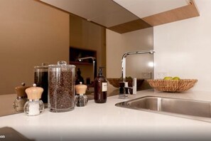 Full-sized fridge, microwave, oven, stovetop - Vine Serviced Apartments (South Brisbane)
