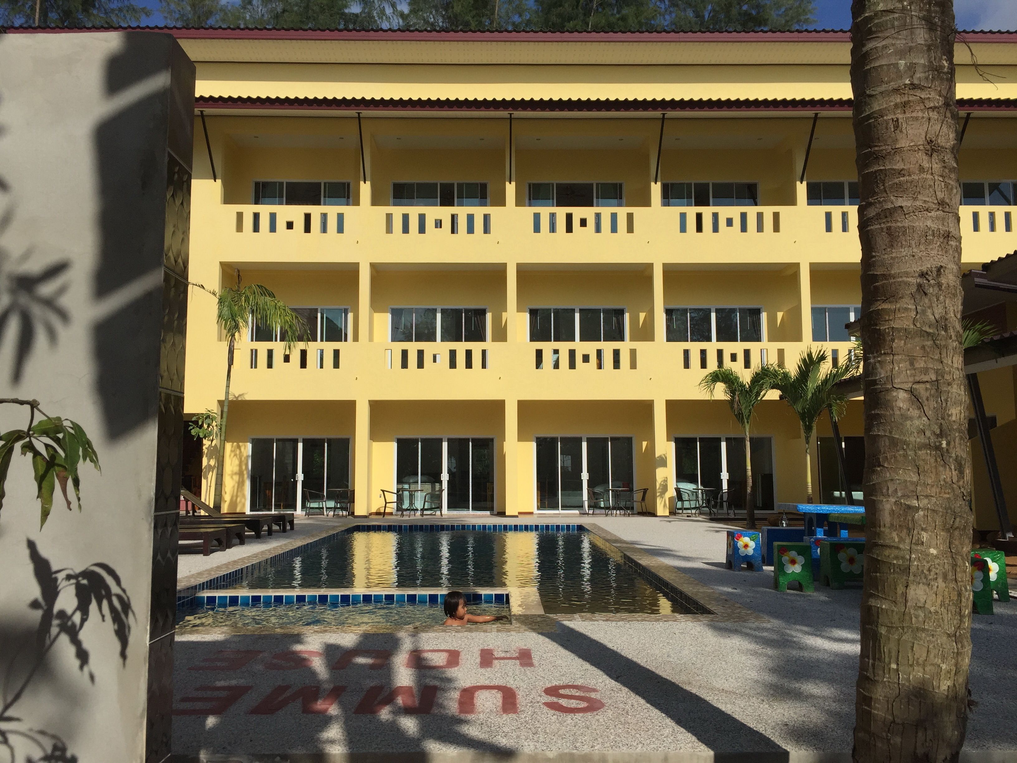 Ein Gebäude mit Poolbereich, einschließlich eines Schildes mit der Aufschrift 'HOTEL SUPERIOR'.