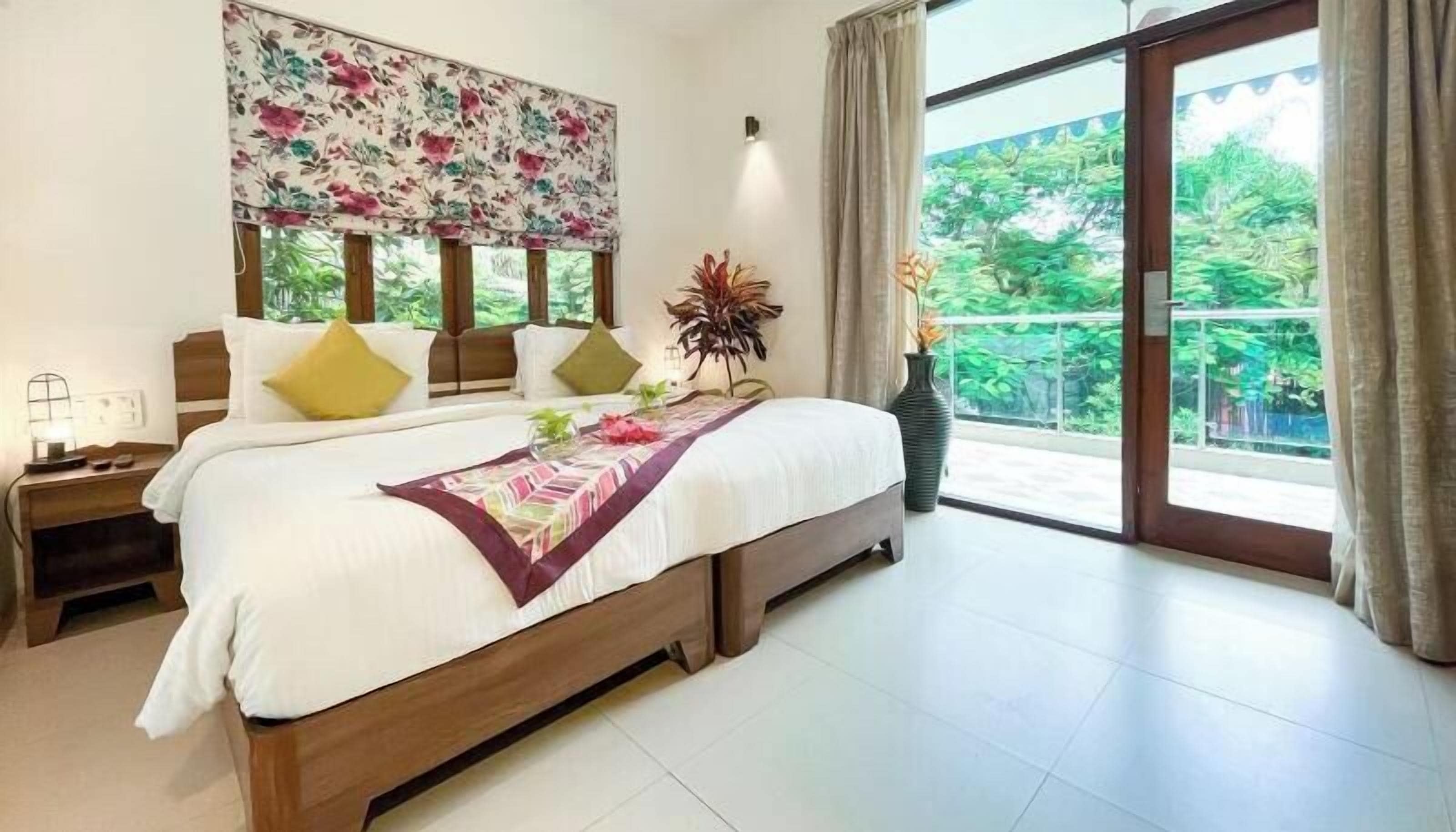 Ropa de cama de alta calidad, muebles diferentes y escritorio 