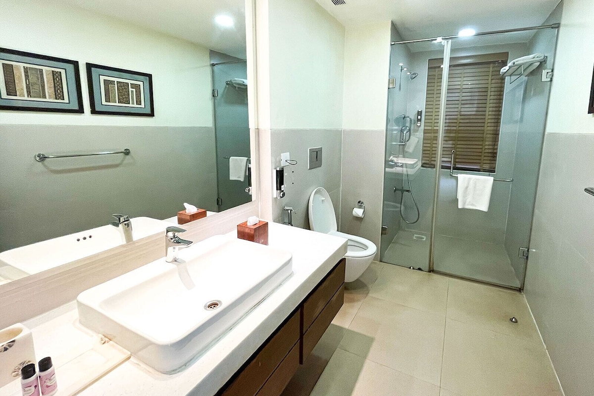 shower, free toiletries, hair dryer, towels