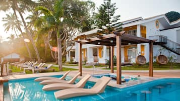 Hồ bơi ngoài trời, mở cửa từ 8:00 đến 19:00, ghế dài tắm nắng