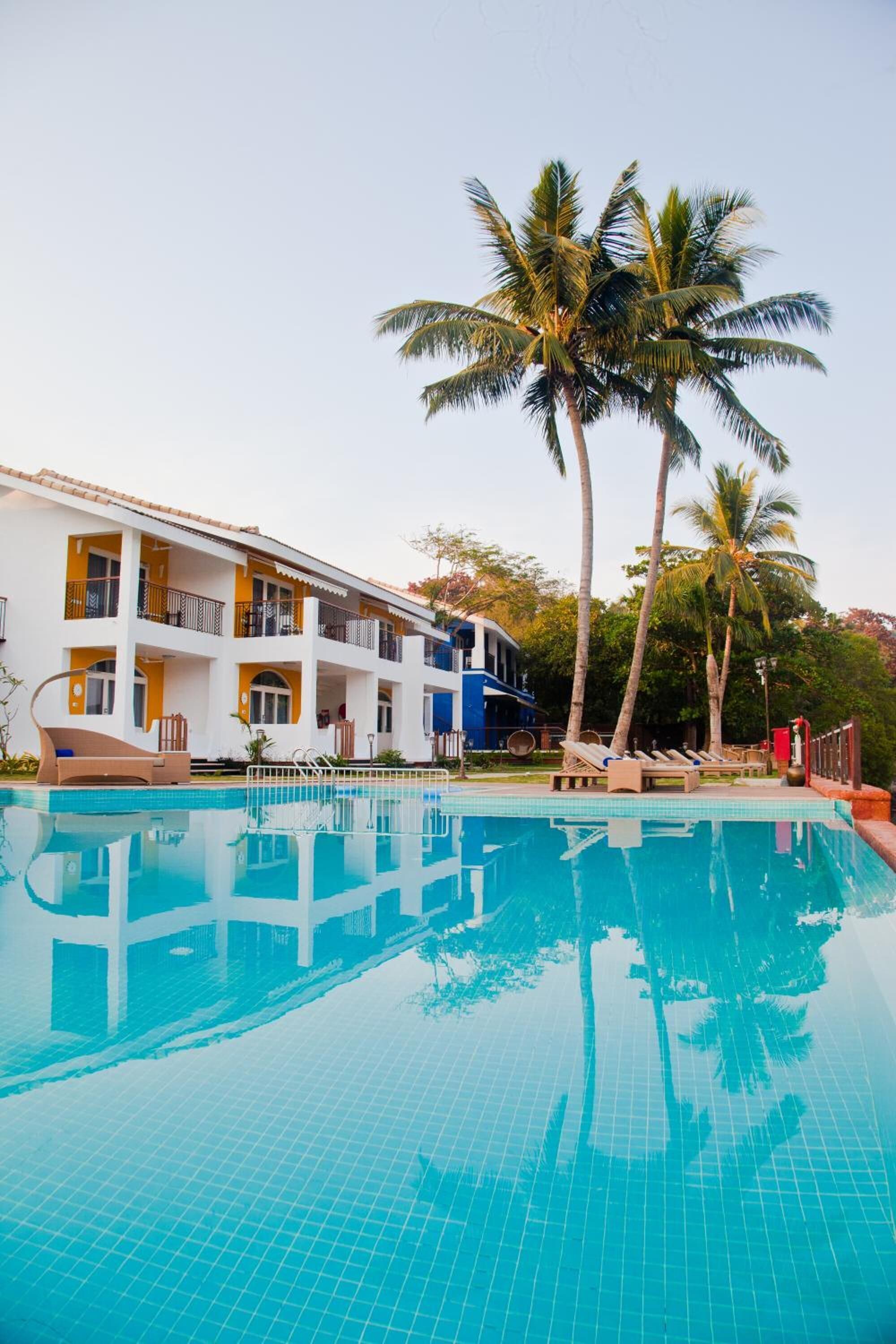 Outdoor pool, open 8 AM to 7 PM, pool loungers