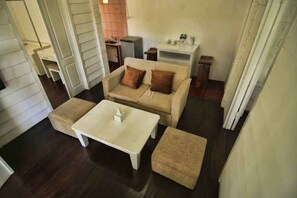 32-inch LCD TV with satellite channels, TV - Marbella Twin Waterfall Resort Ciater (Jalancagak)
