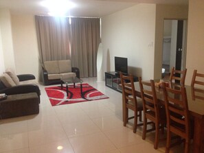 Departamento, 2 habitaciones | Área de sala de estar | Televisión LCD y reproductor de DVD 