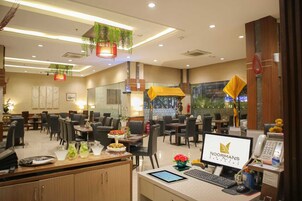 Se sirven desayunos y cocina indonesia