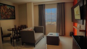 皇家客房, 1 張特大雙人床 | 書桌、隔音、免費無線上網、床單