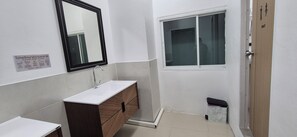 8 beds Male Shared Dormitory | 욕실 | 샤워 시설, 무료 세면용품, 헤어드라이어, 타월