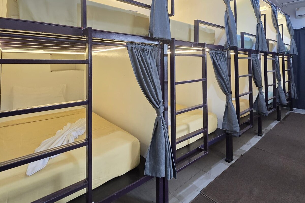 10 beds Male Shared Dormitory | In-room safe, blackout drapes, WiFi (free), individually decorated