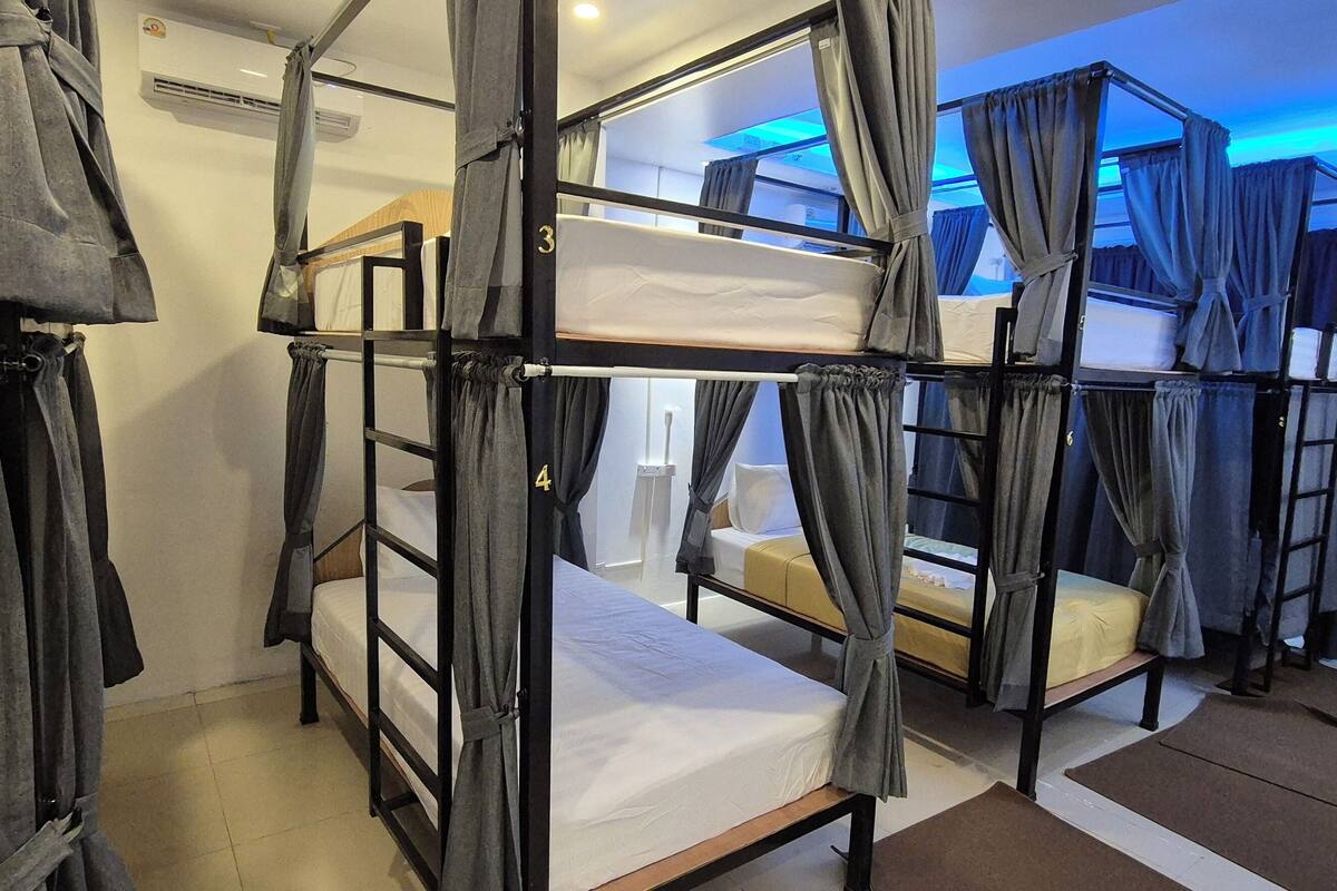 8 beds Male Shared Dormitory | 객실 내 금고, 암막 커튼, 무료 WiFi, 각각 다른 스타일의 인테리어