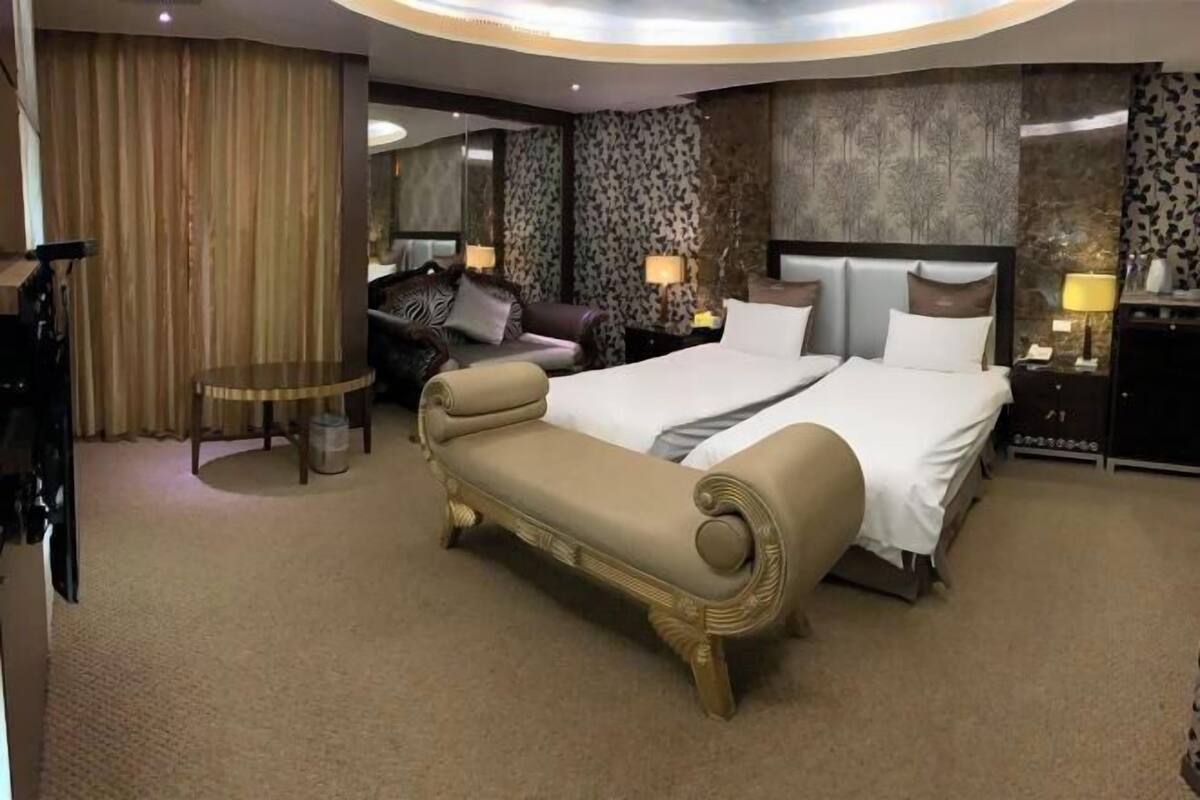 Soundproofing, free WiFi, bed sheets