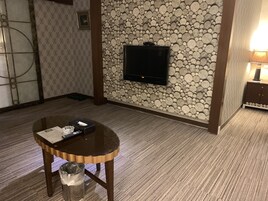 四人房 (無獨立車庫) | 起居區 | 42-吋LED 液晶電視、數位頻道、電視