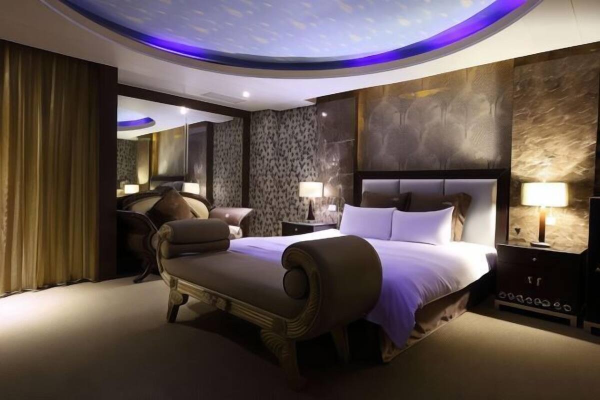 Soundproofing, free WiFi, bed sheets