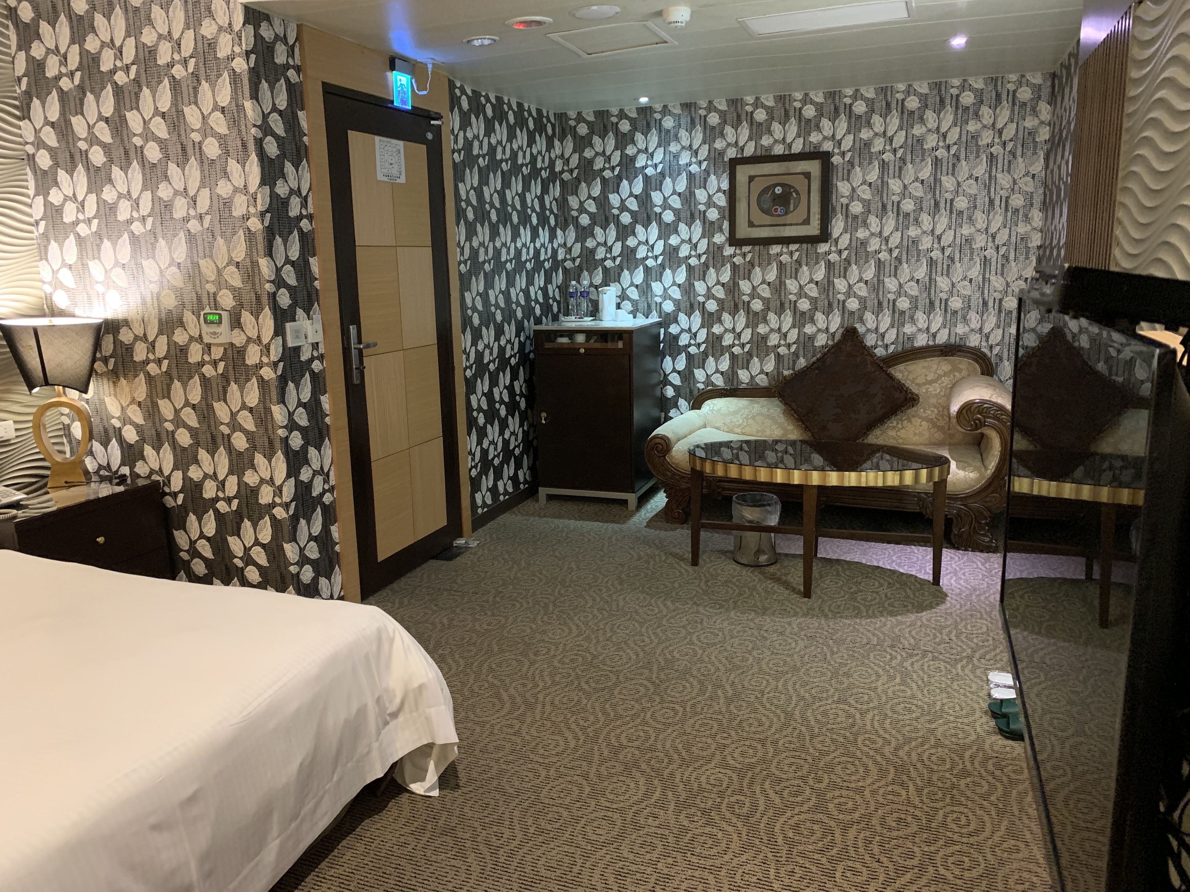 標準雙人房, 浴缸 (無獨立車庫) | 起居區 | 42-吋LED 液晶電視、數位頻道、電視