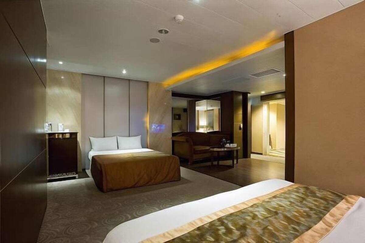 Soundproofing, free WiFi, bed sheets