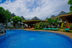 Outdoor pool, pool loungers - Dolce Vita Hotel (Puerto Princesa)