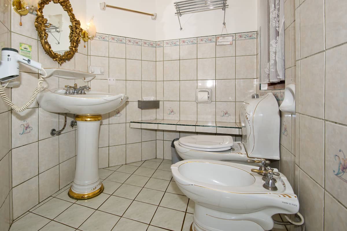 villa suite | bathroom | shower, free toiletries, hair dryer, towels