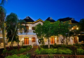 Facciata della struttura - sera/notte