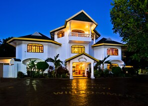 Front of property – evening/night - Dolce Vita Hotel (Puerto Princesa)