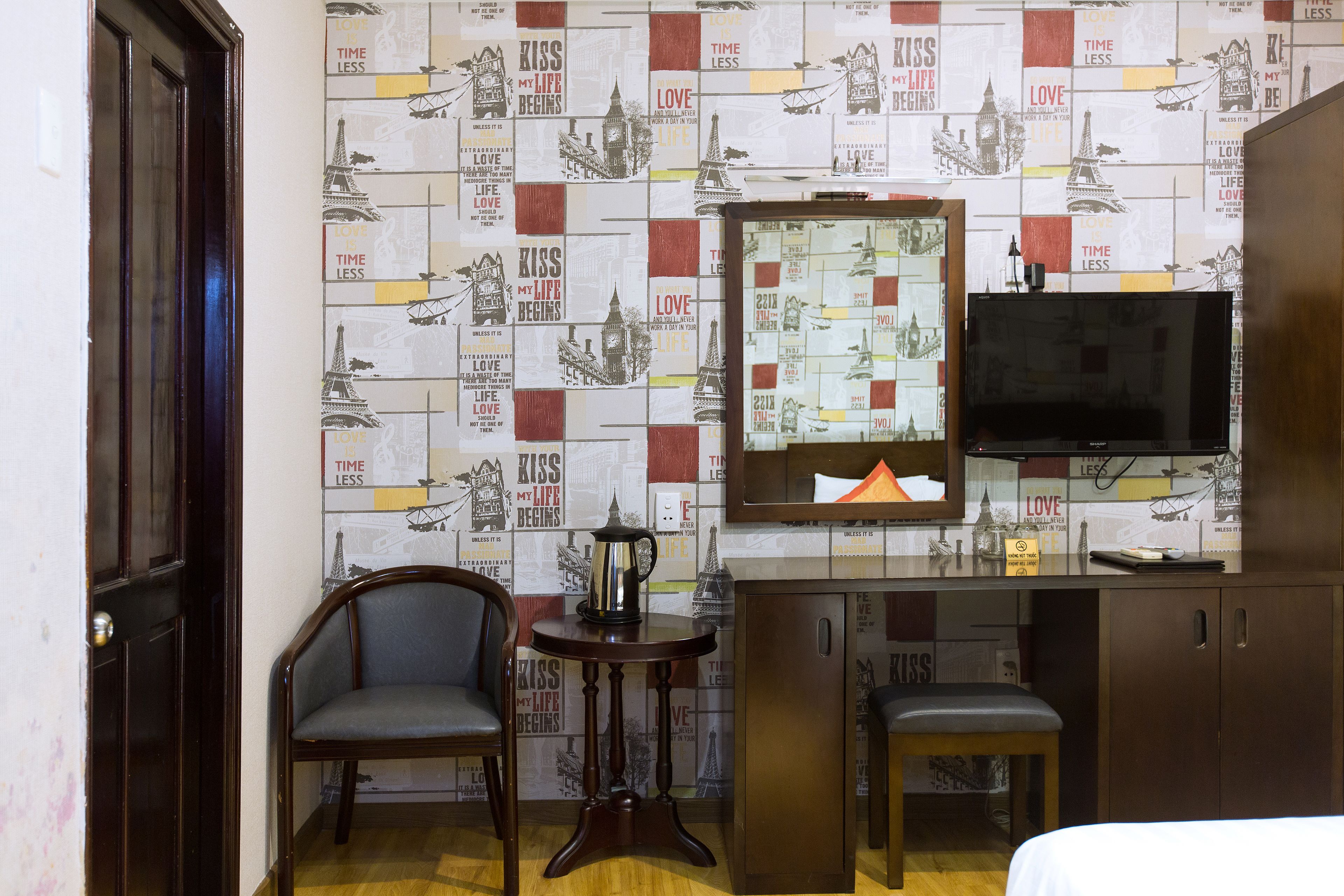 basic room, 1 queen bed | bathroom | deep-soaking bathtub, free toiletries, hair dryer, slippers