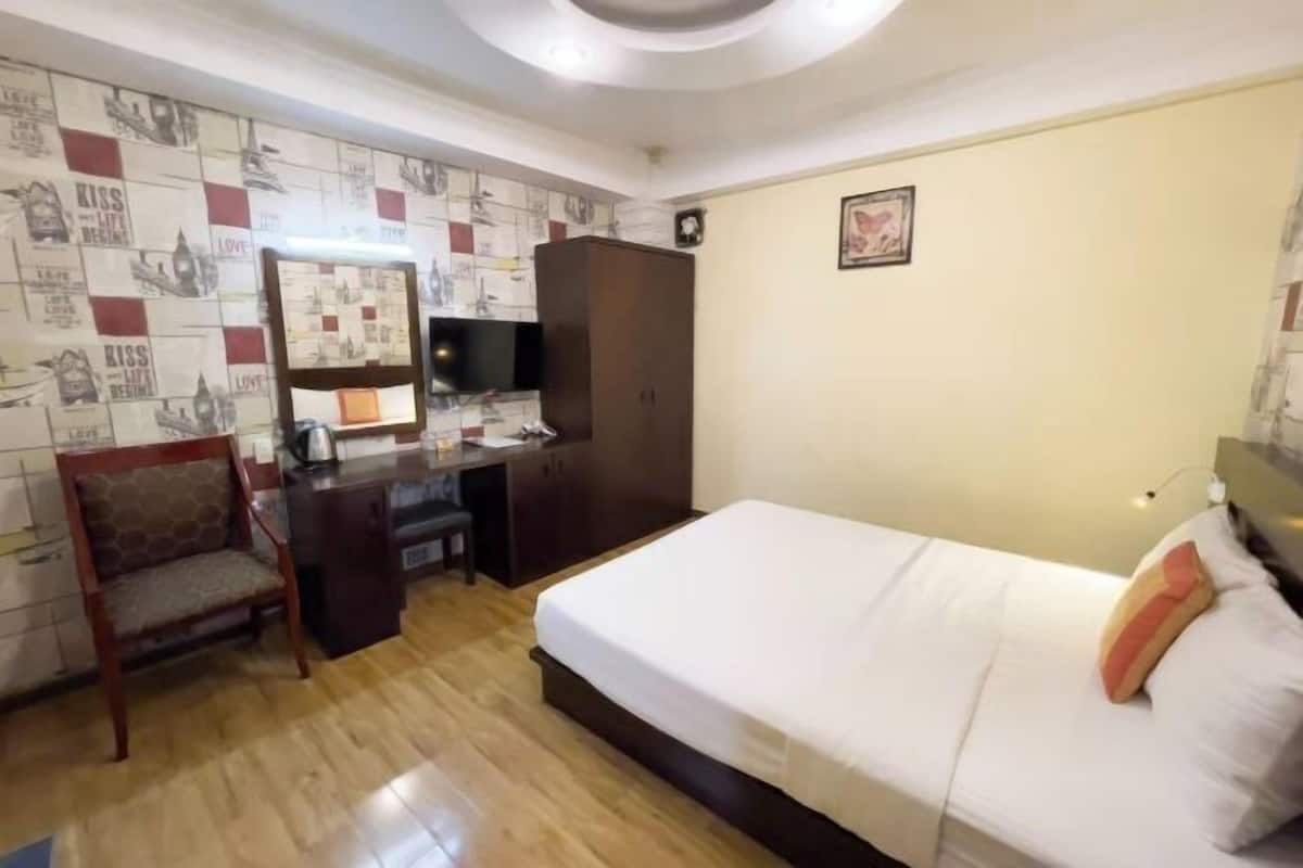 Minibar, desk, soundproofing, free WiFi