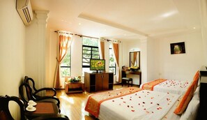 Familien-Vierbettzimmer | Wohnzimmer | 36-Zoll-Fernseher mit Kabelempfang