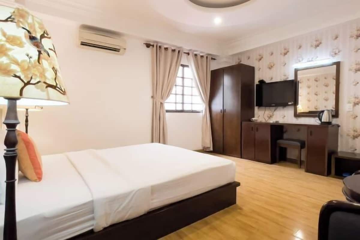Minibar, desk, soundproofing, free WiFi